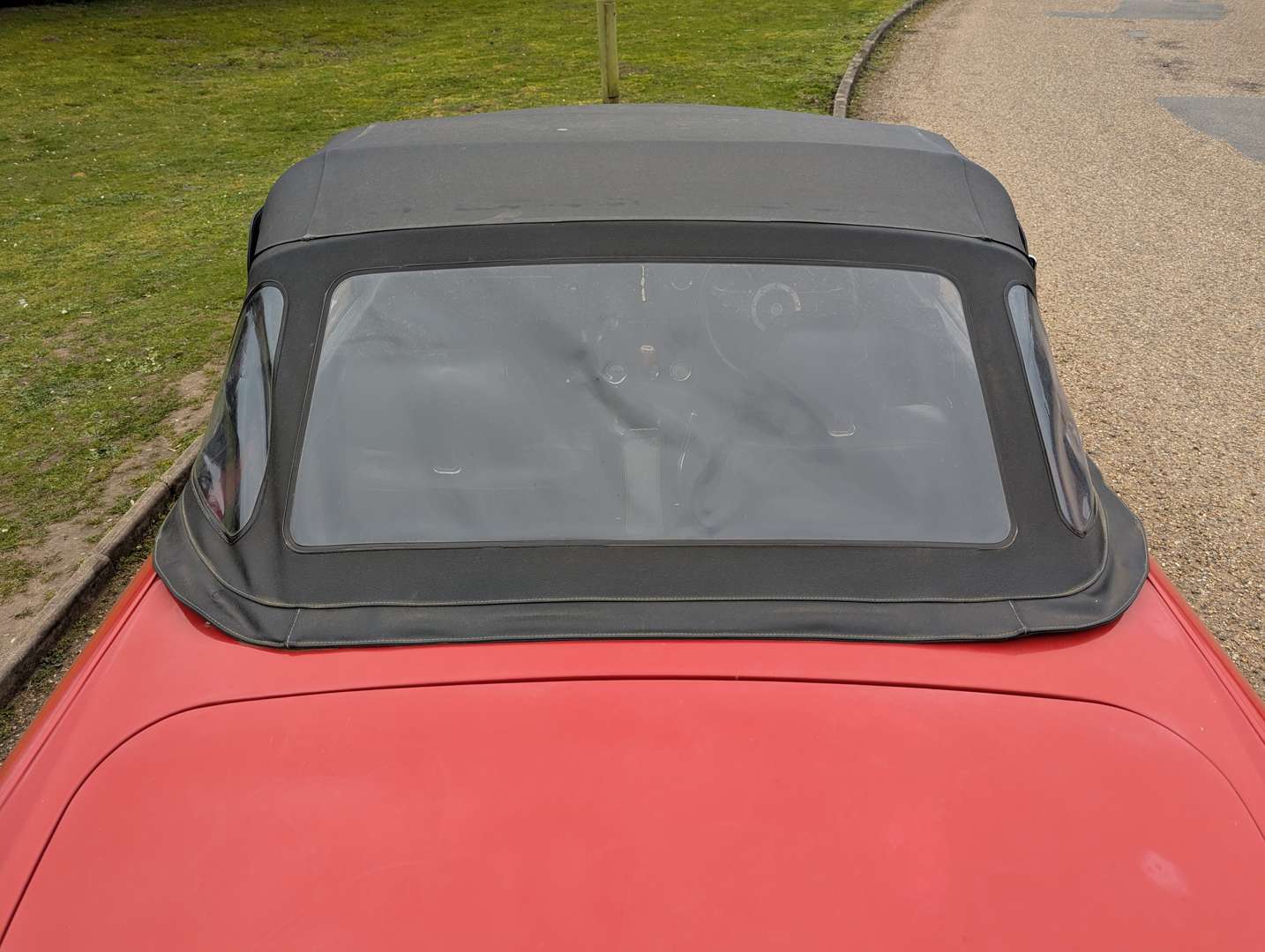 <p>1974 MG B ROADSTER</p>