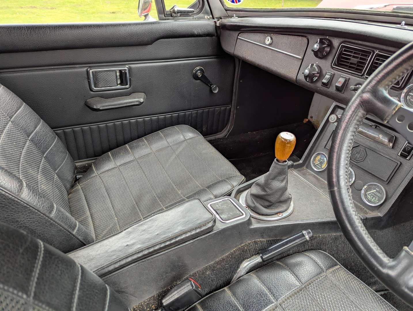 <p>1974 MG B ROADSTER</p>