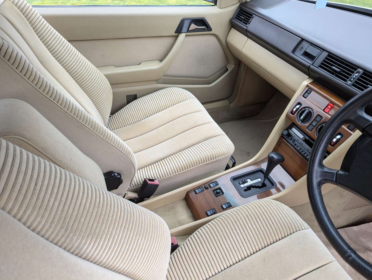 <p>1988 MERCEDES 300CE C124 AUTO</p>