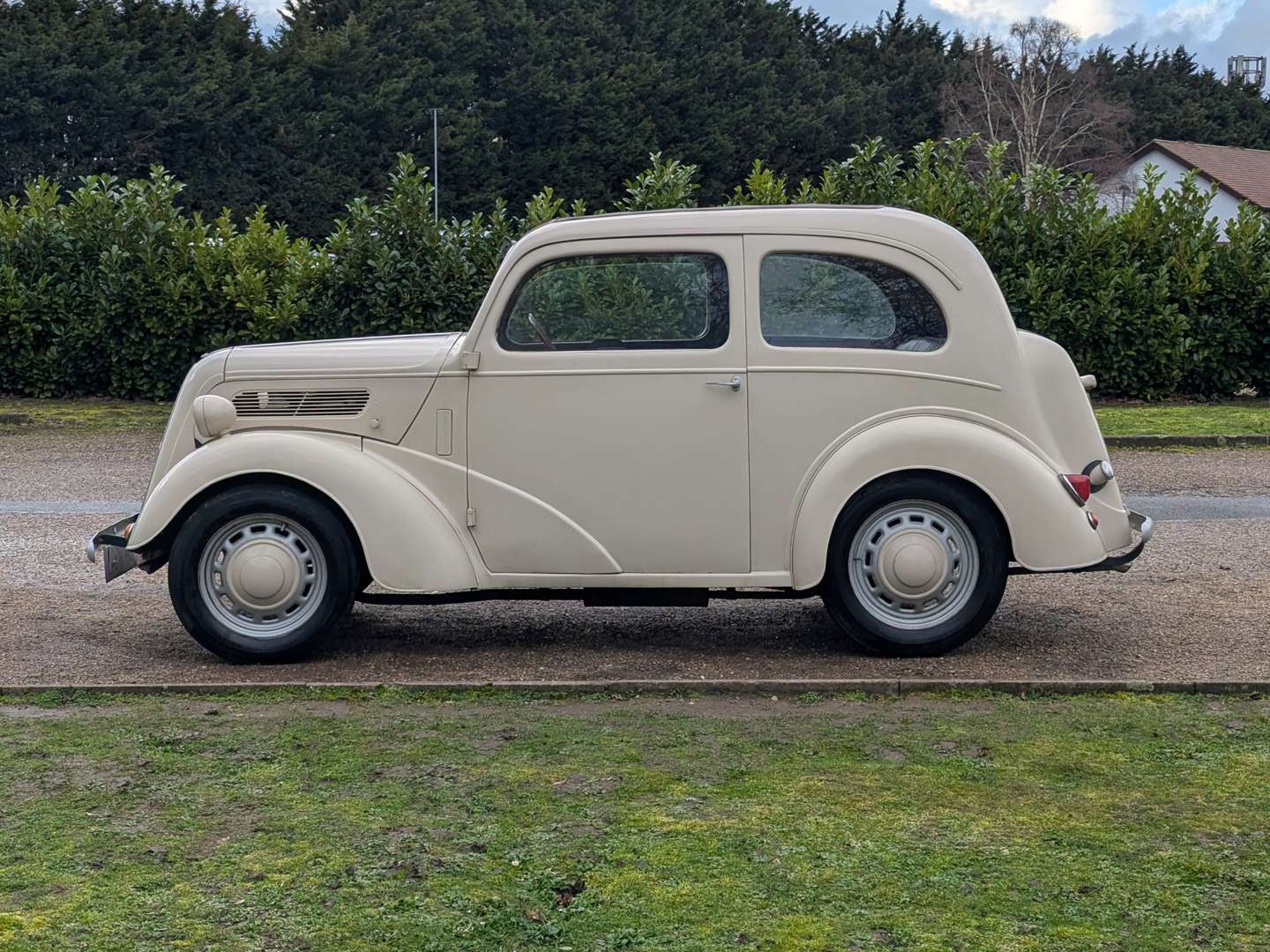<p>1954 FORD POPULAR</p>