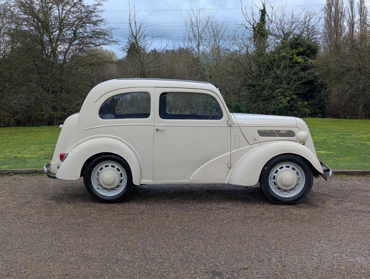 <p>1954 FORD POPULAR</p>
