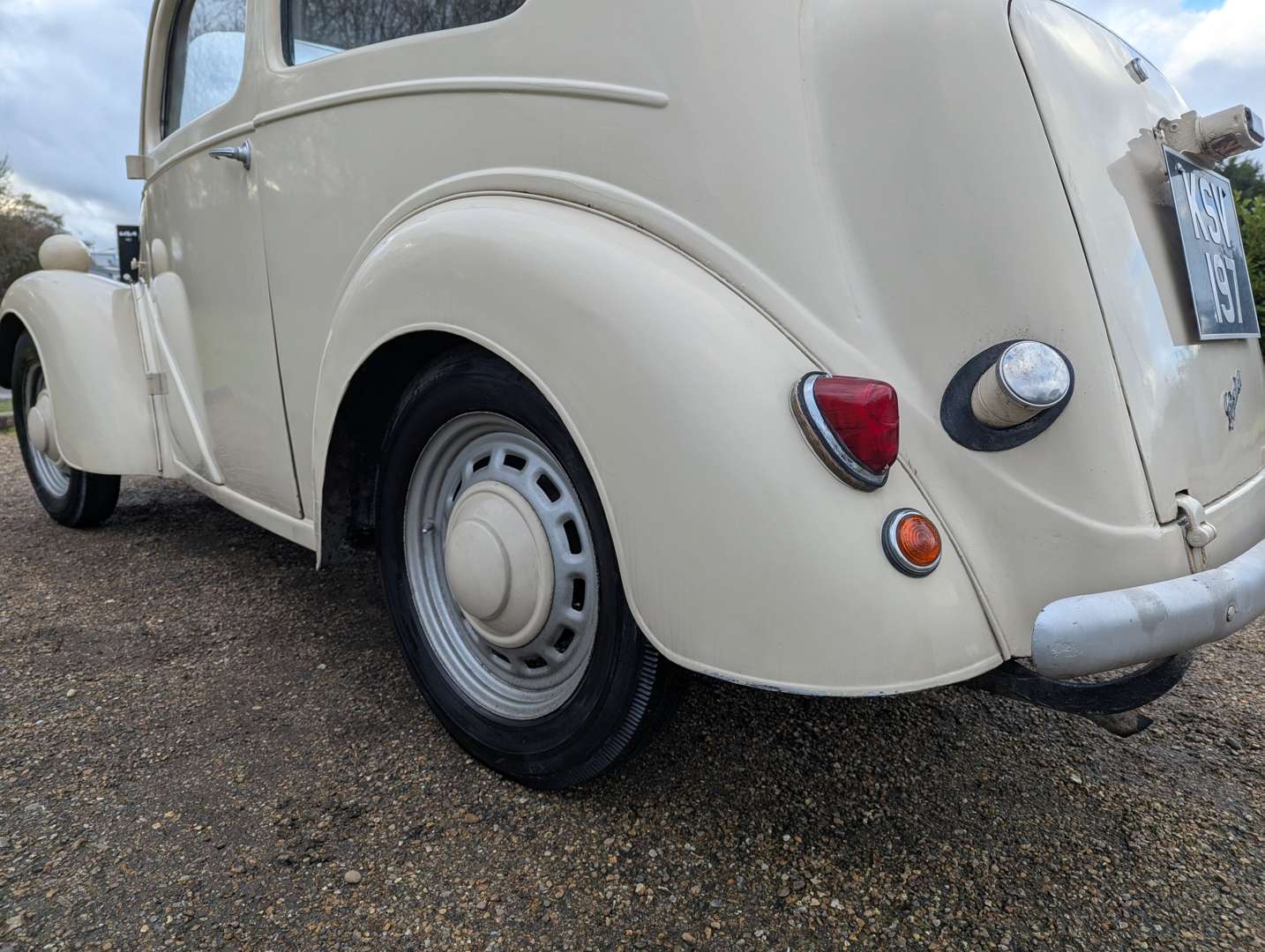 <p>1954 FORD POPULAR</p>