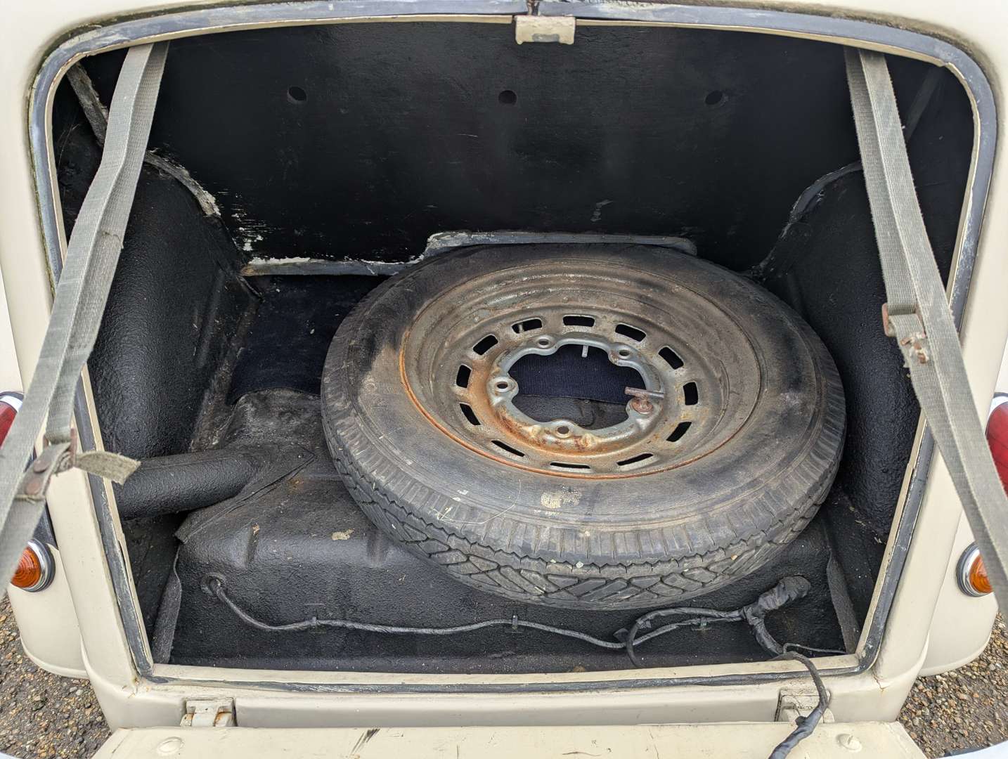 <p>1954 FORD POPULAR</p>