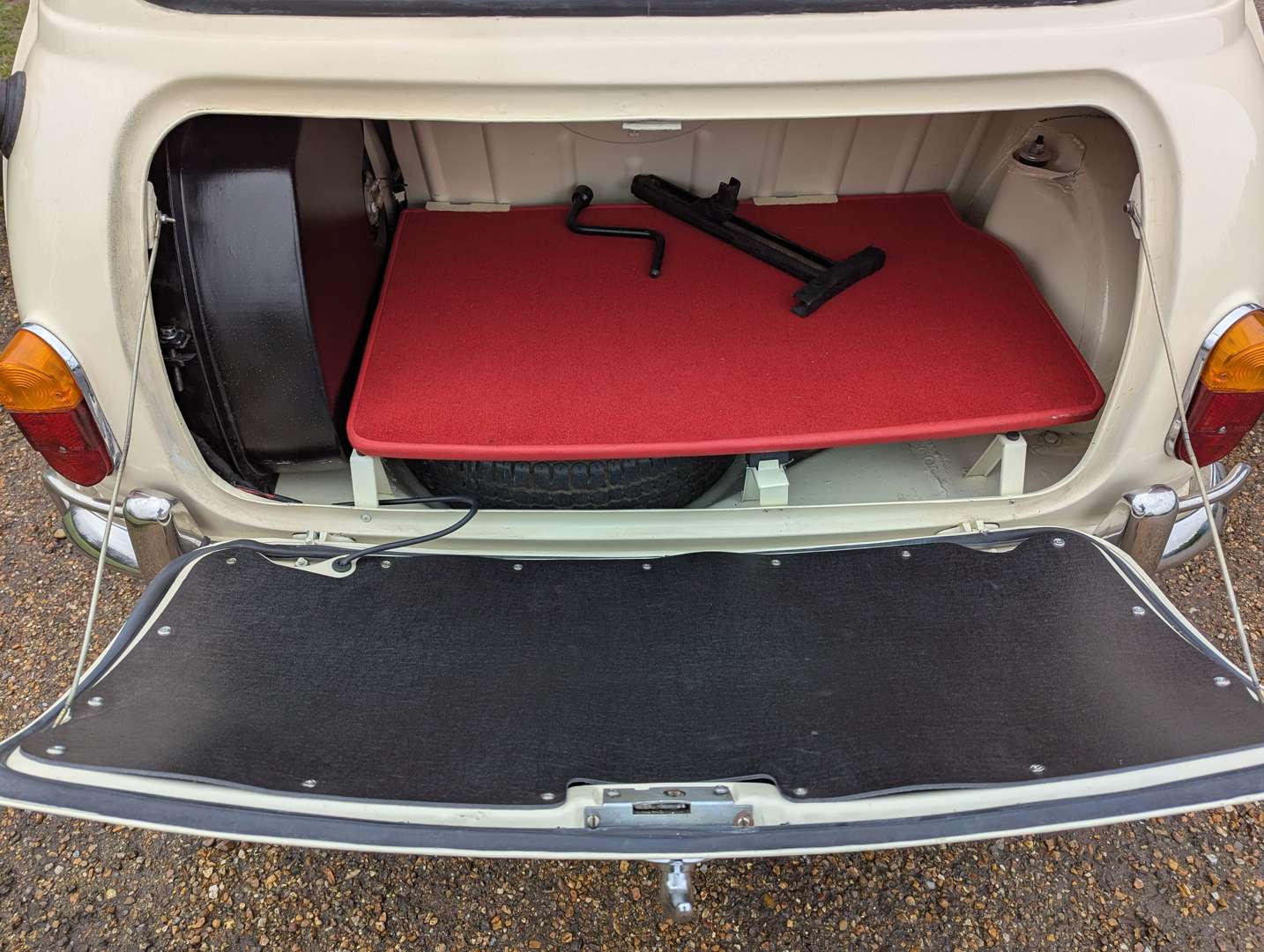 <p>1964 AUSTIN MINI COOPER</p>