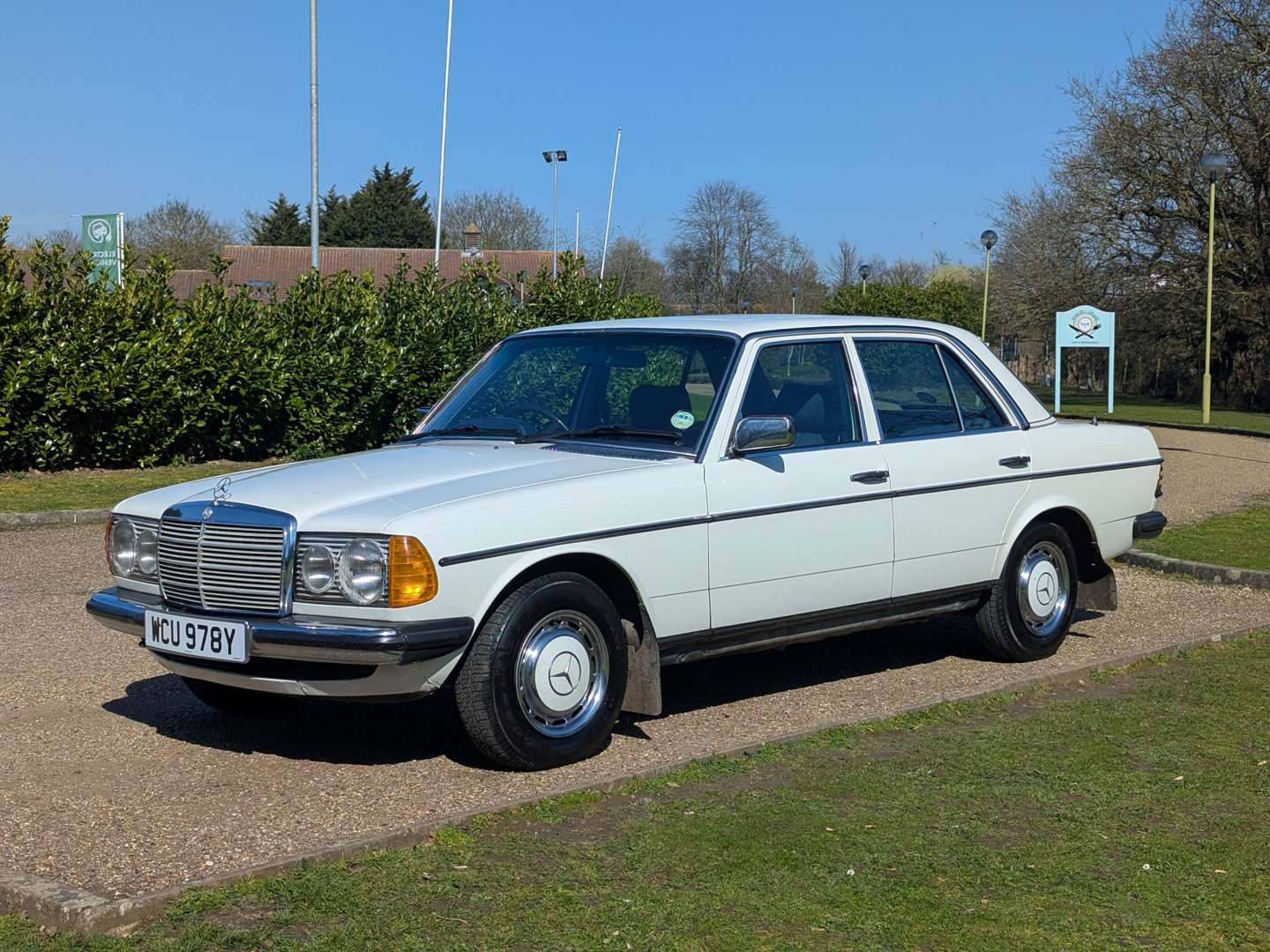 <p>1982 MERCEDES 240D W123</p>
