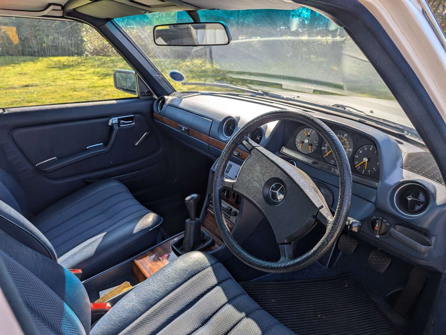 <p>1982 MERCEDES 240D W123</p>