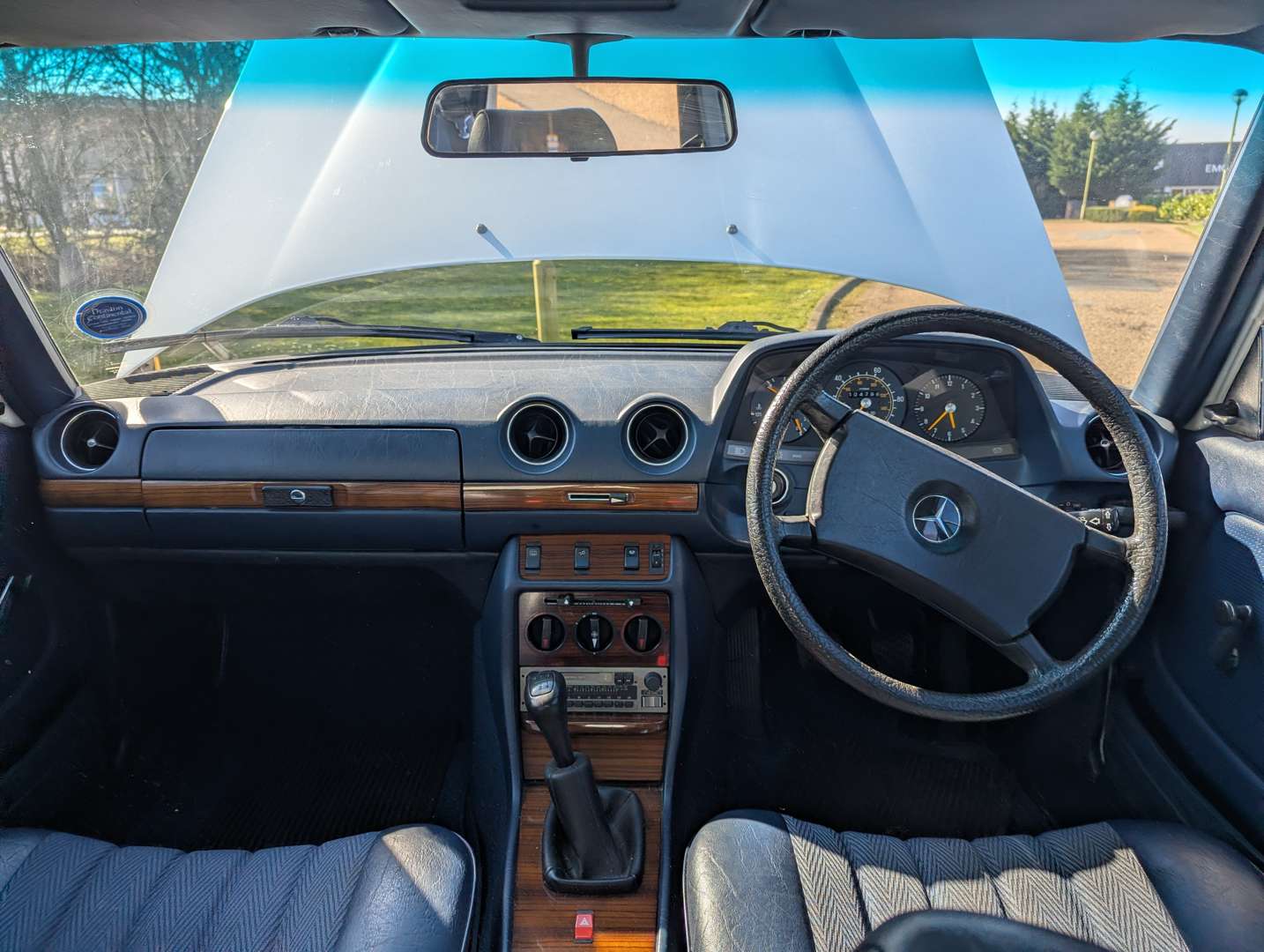 <p>1982 MERCEDES 240D W123</p>