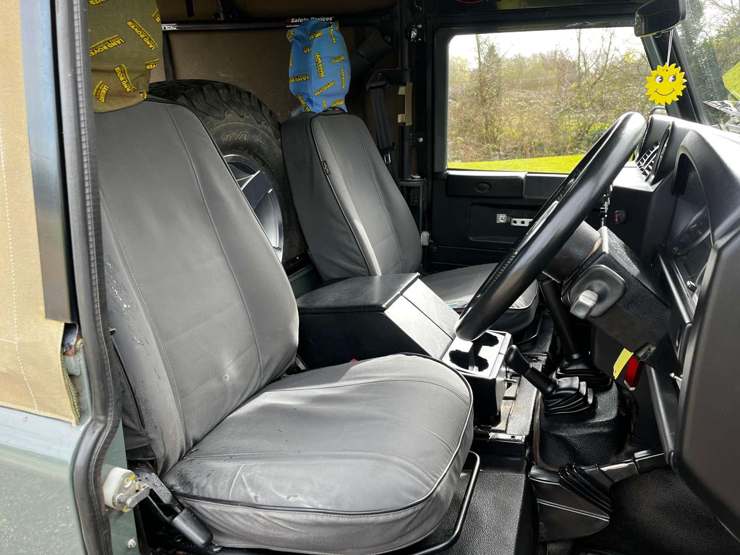 <p>2009 LAND ROVER DEFENDER 90</p>