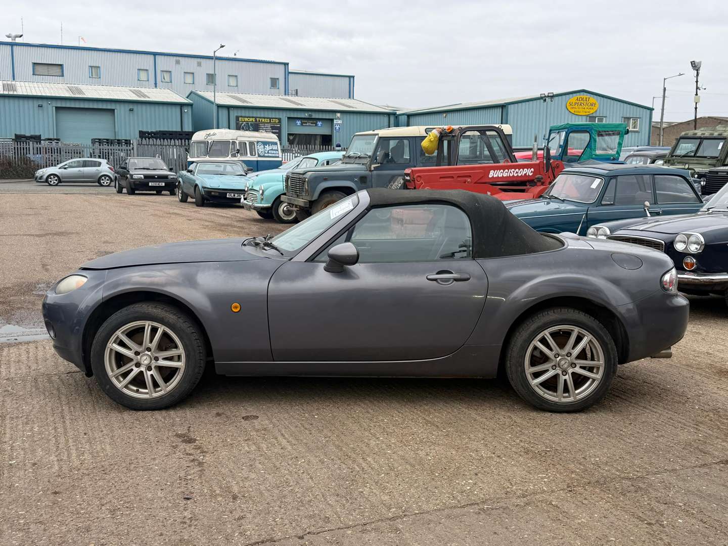 <p>2005 MAZDA MX-5</p>