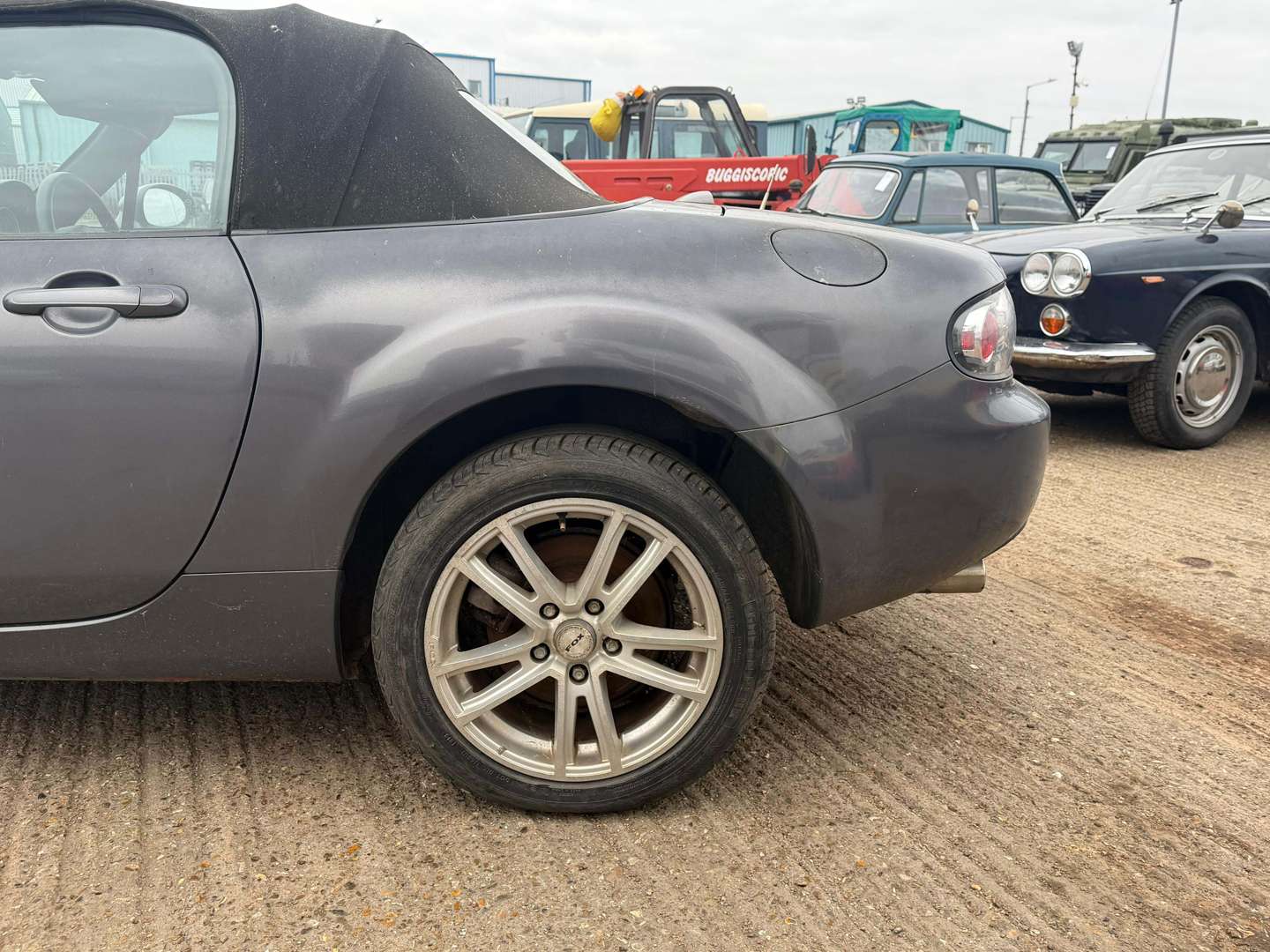 <p>2005 MAZDA MX-5</p>