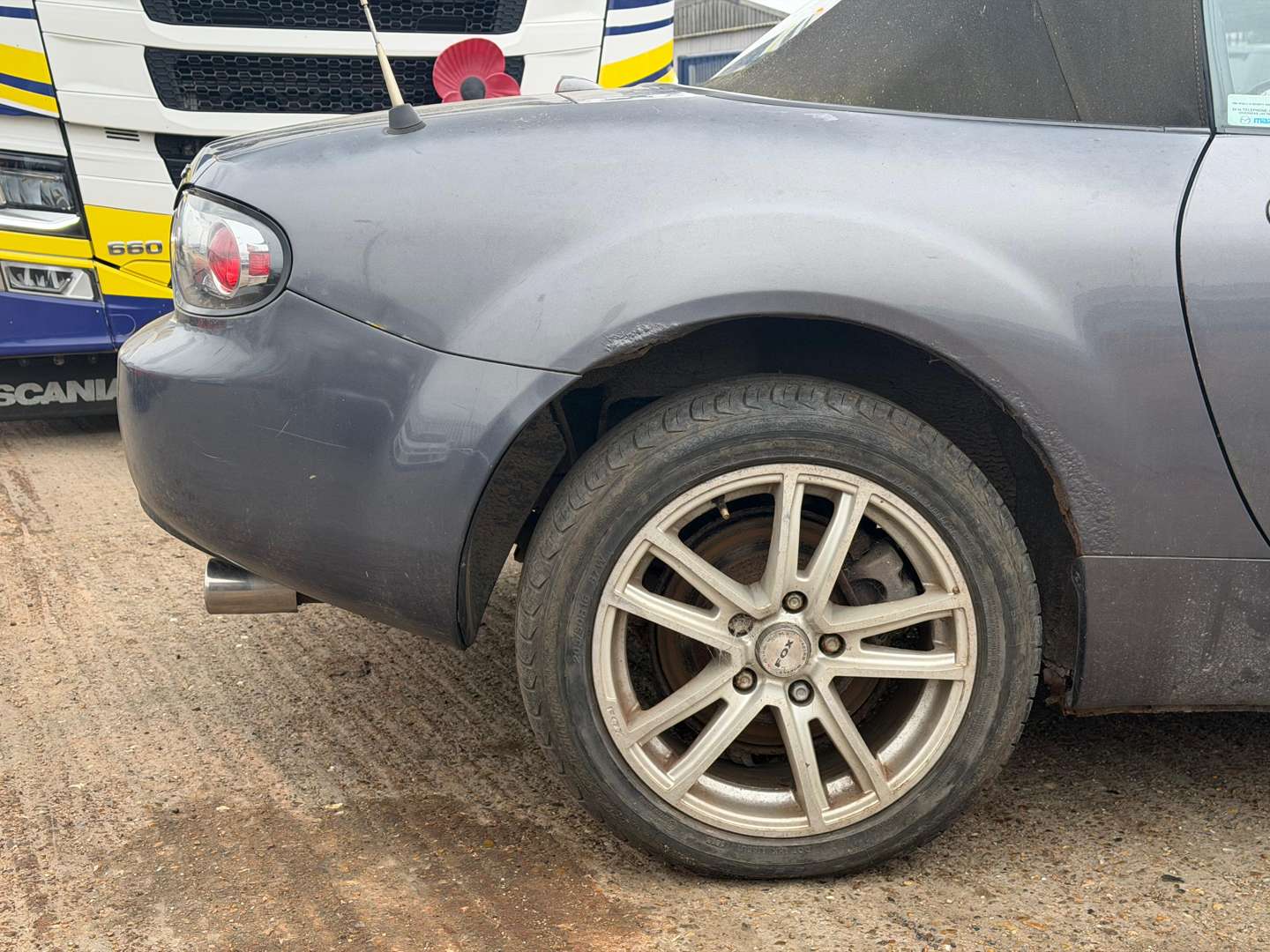 <p>2005 MAZDA MX-5</p>