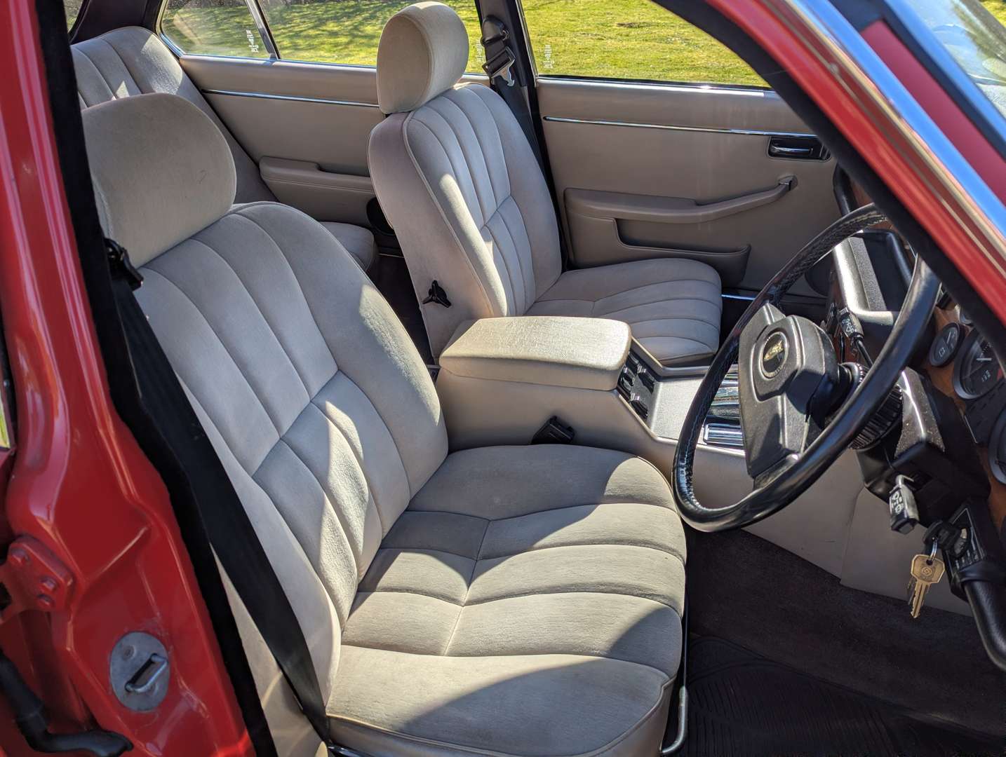 <p>1985 JAGUAR XJ6 SIII 3.4 AUTO</p>