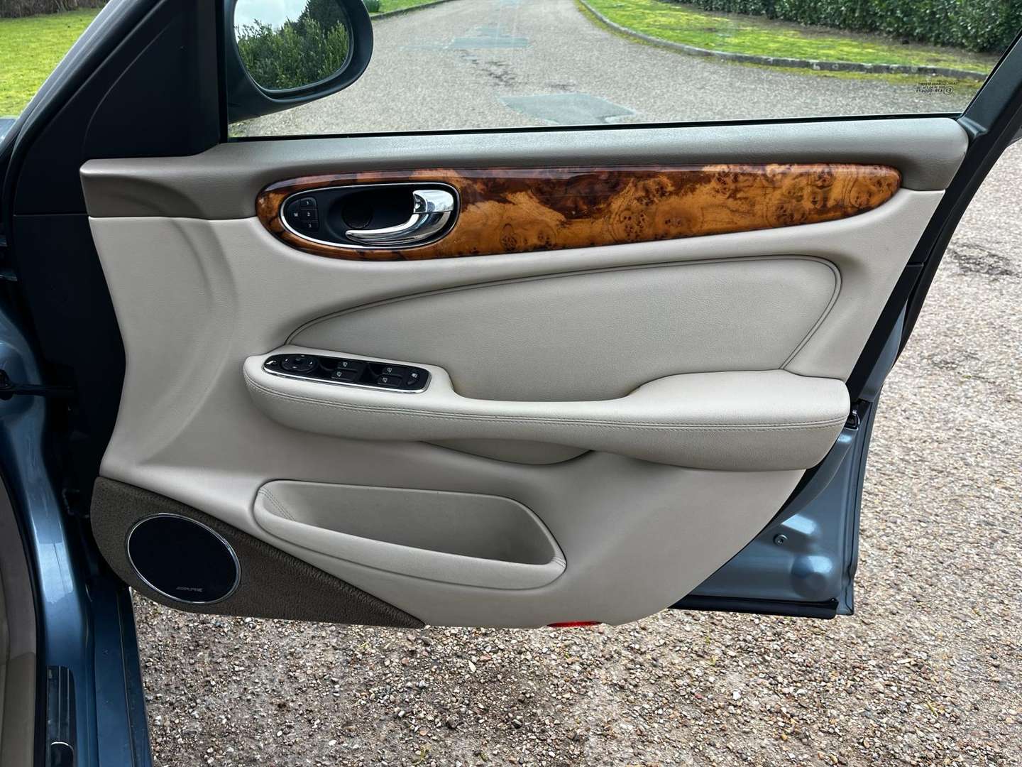 <p>2003 JAGUAR XJR V8 S/C AUTO</p>