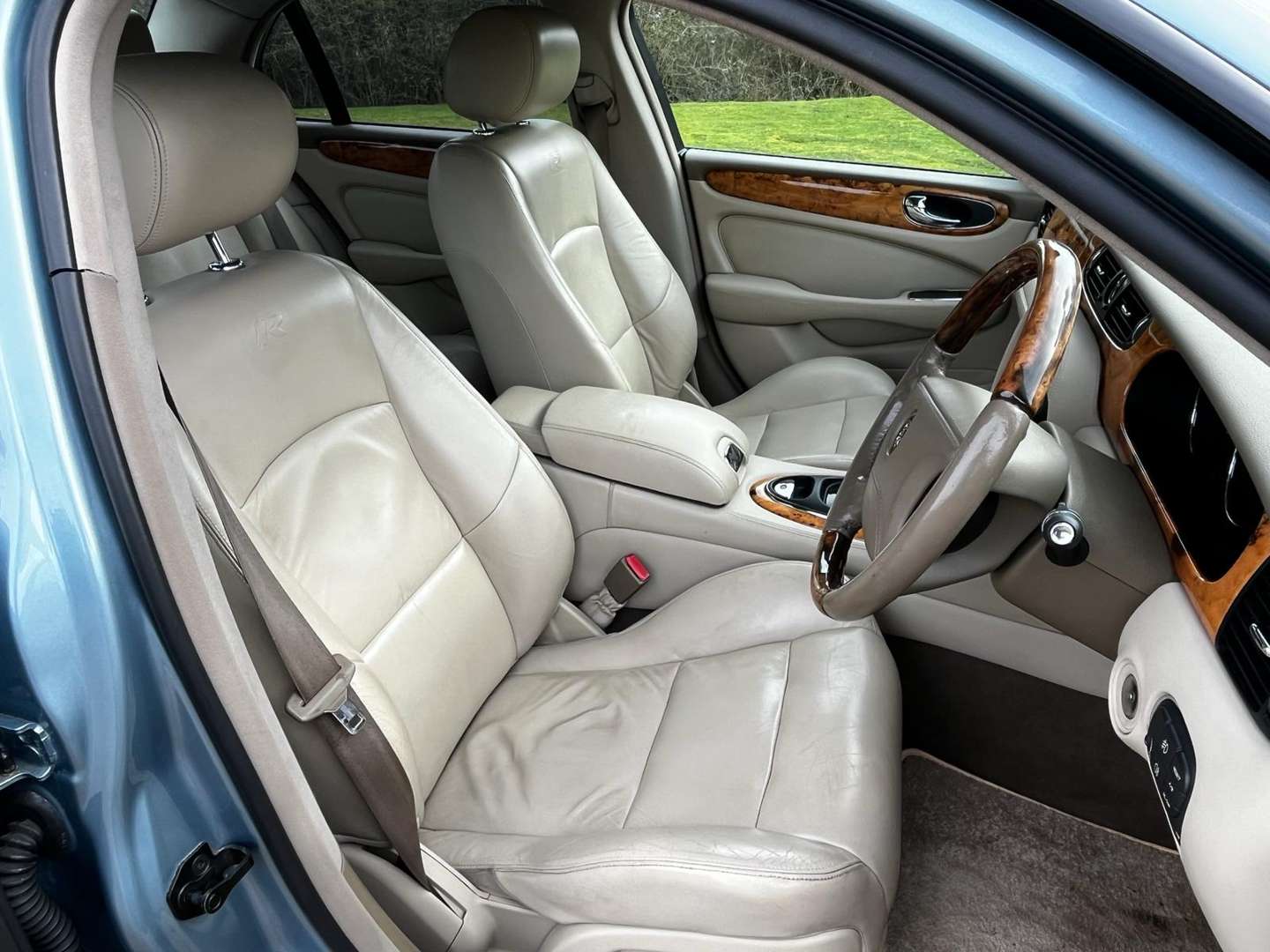 <p>2003 JAGUAR XJR V8 S/C AUTO</p>