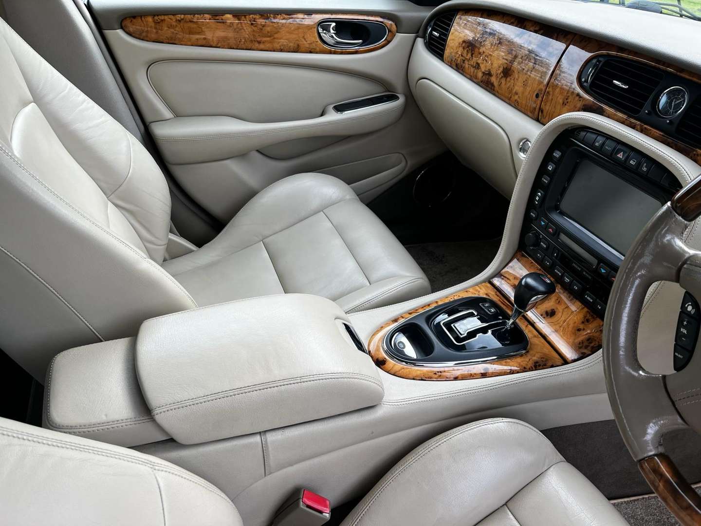 <p>2003 JAGUAR XJR V8 S/C AUTO</p>