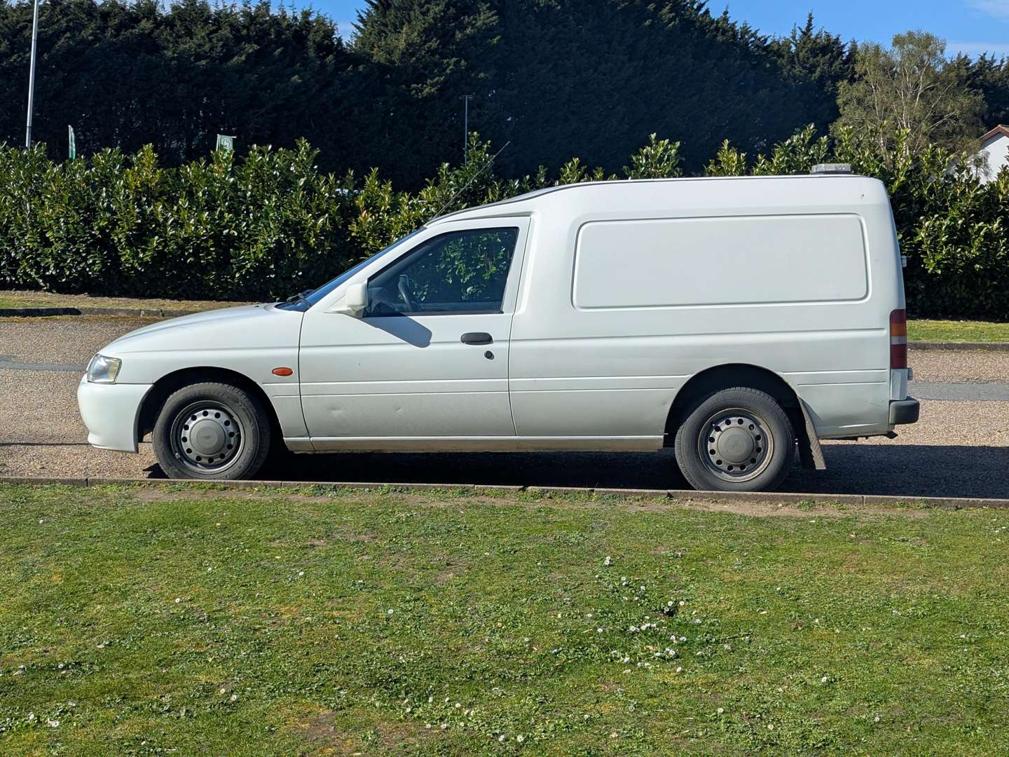 <p>2001 FORD ESCORT VAN 55D</p>