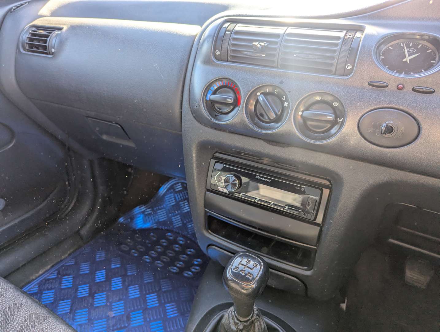 <p>2001 FORD ESCORT VAN 55D</p>