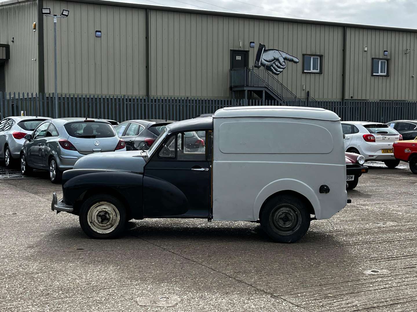<p>1972 MORRIS 6 CWT VAN</p>