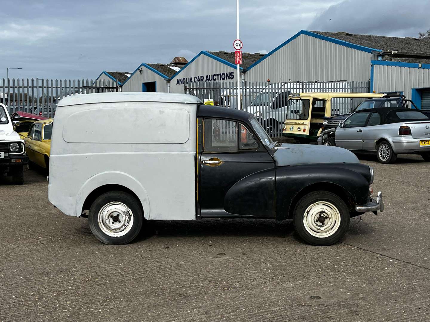 <p>1972 MORRIS 6 CWT VAN</p>