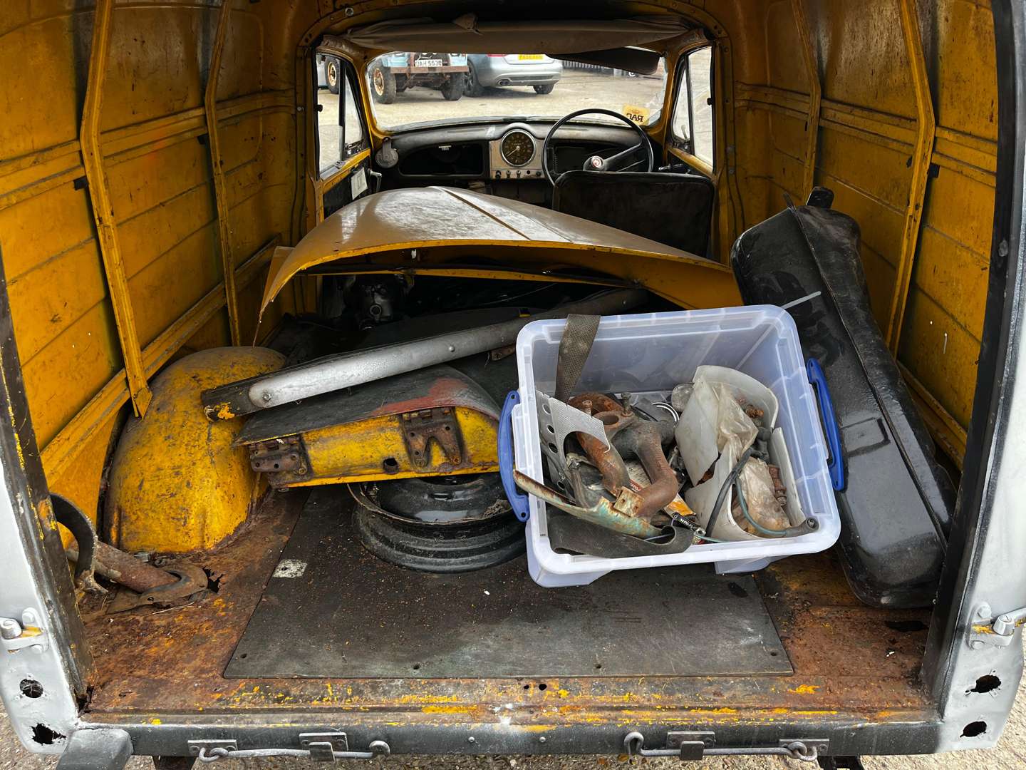 <p>1972 MORRIS 6 CWT VAN</p>