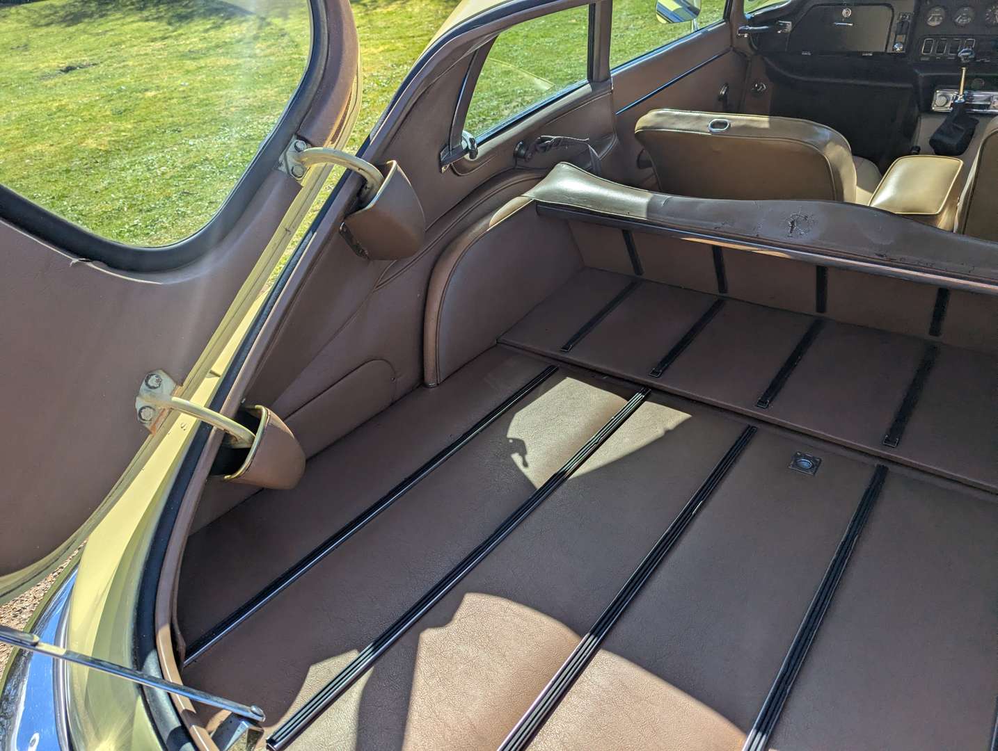 <p>1970 JAGUAR E-TYPE &nbsp;4.2 FHC SIII&nbsp;</p>