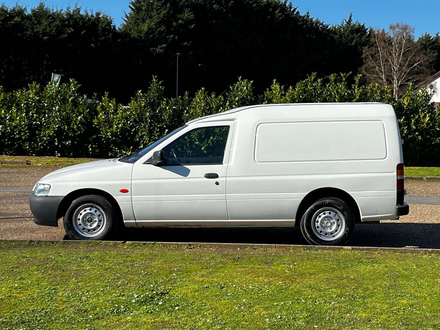 <p>2001 FORD ESCORT VAN 55D</p>