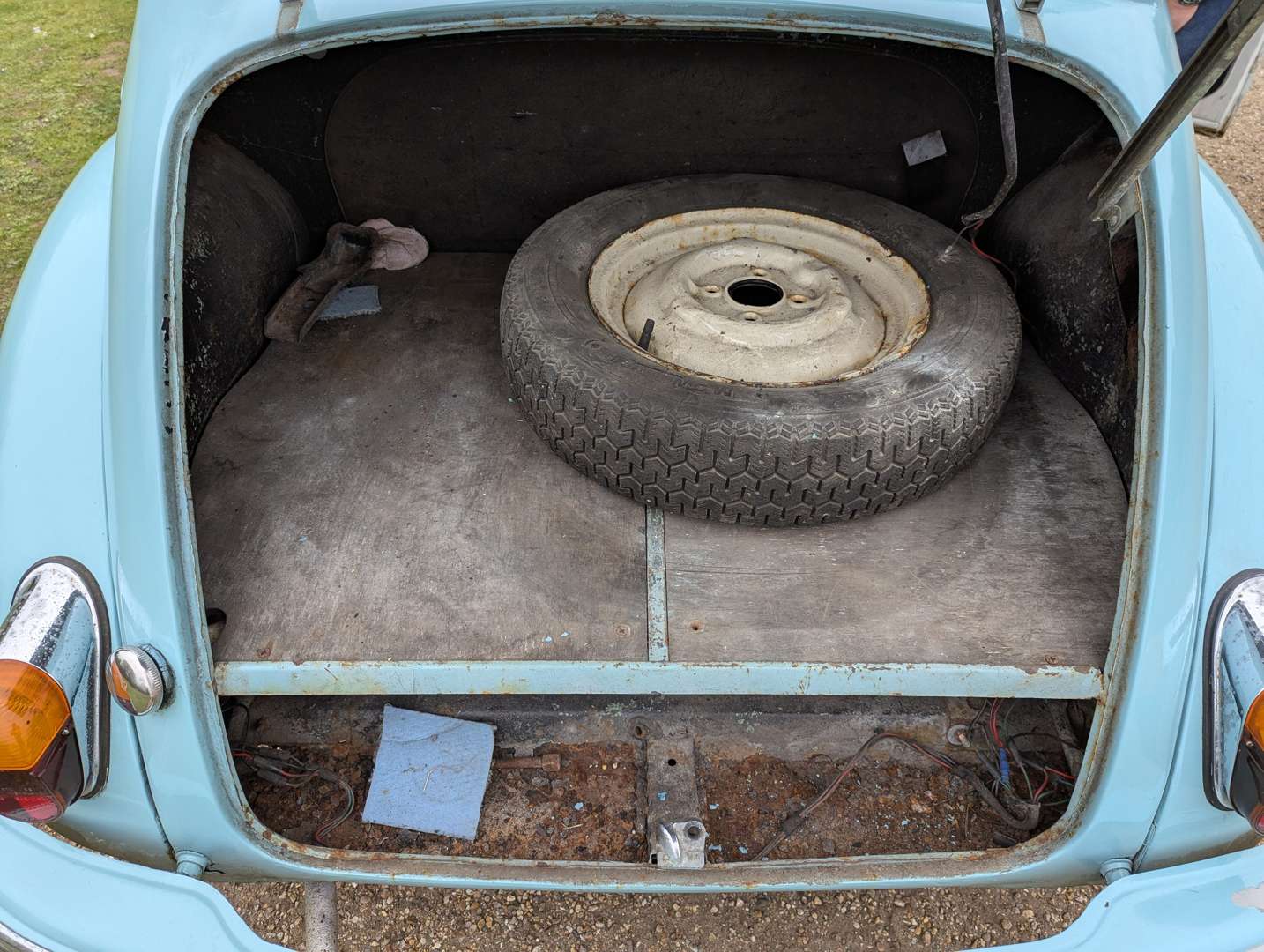 <p>1971 MORRIS MINOR POLICE CAR</p>