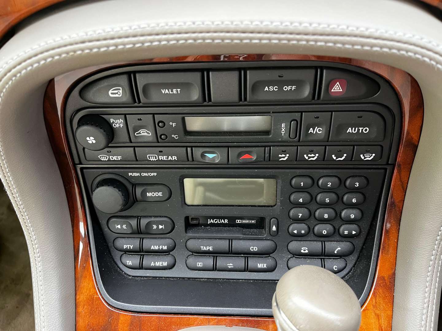 <p>1998 JAGUAR XJ8 AUTO</p>