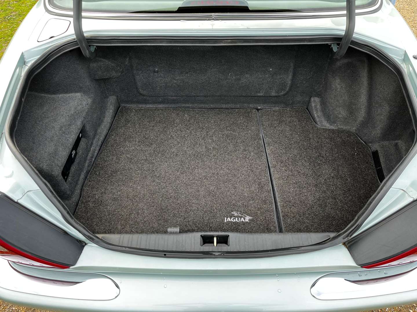 <p>1998 JAGUAR XJ8 AUTO</p>