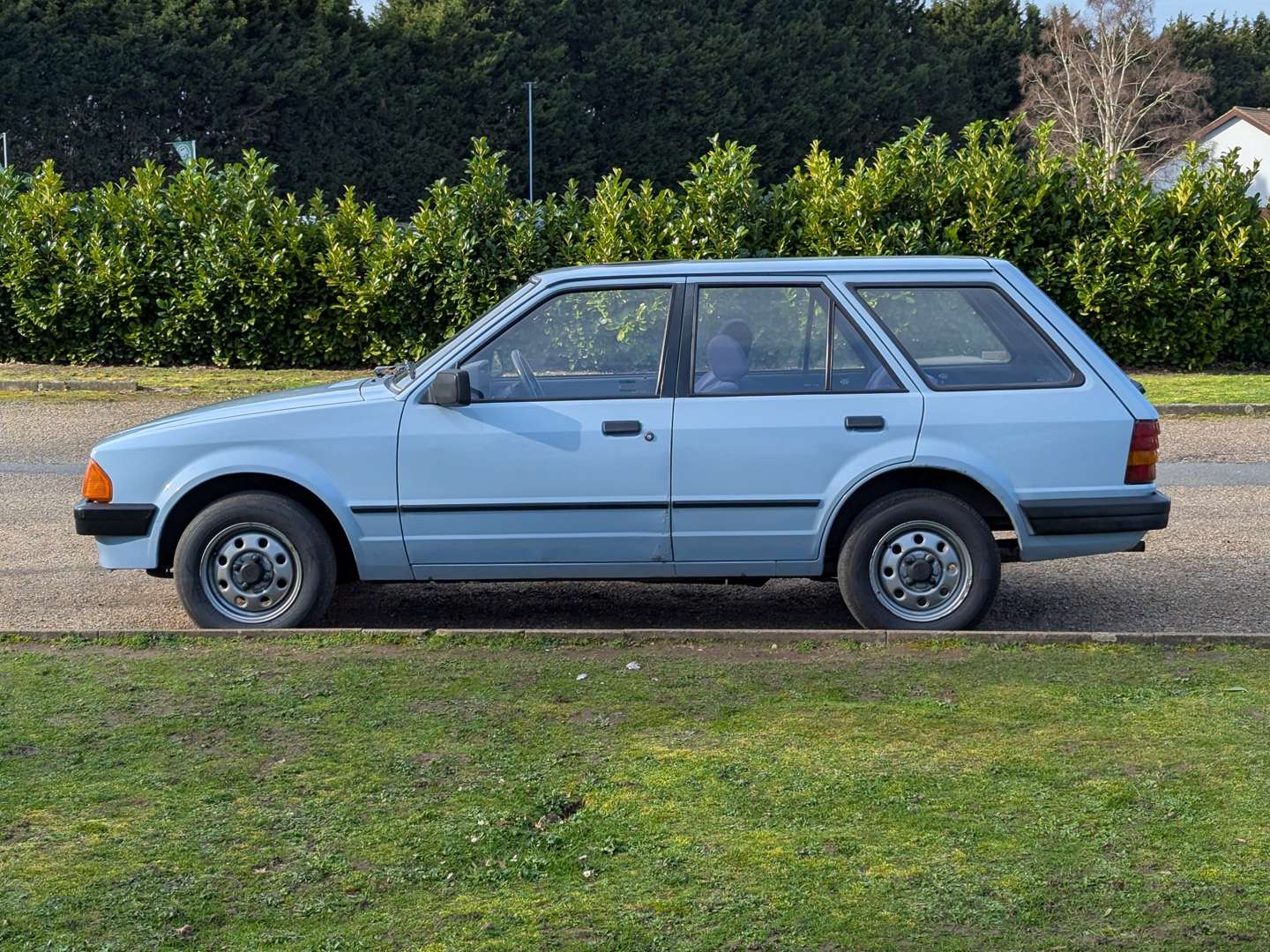 <p>1985 FORD ESCORT L</p>