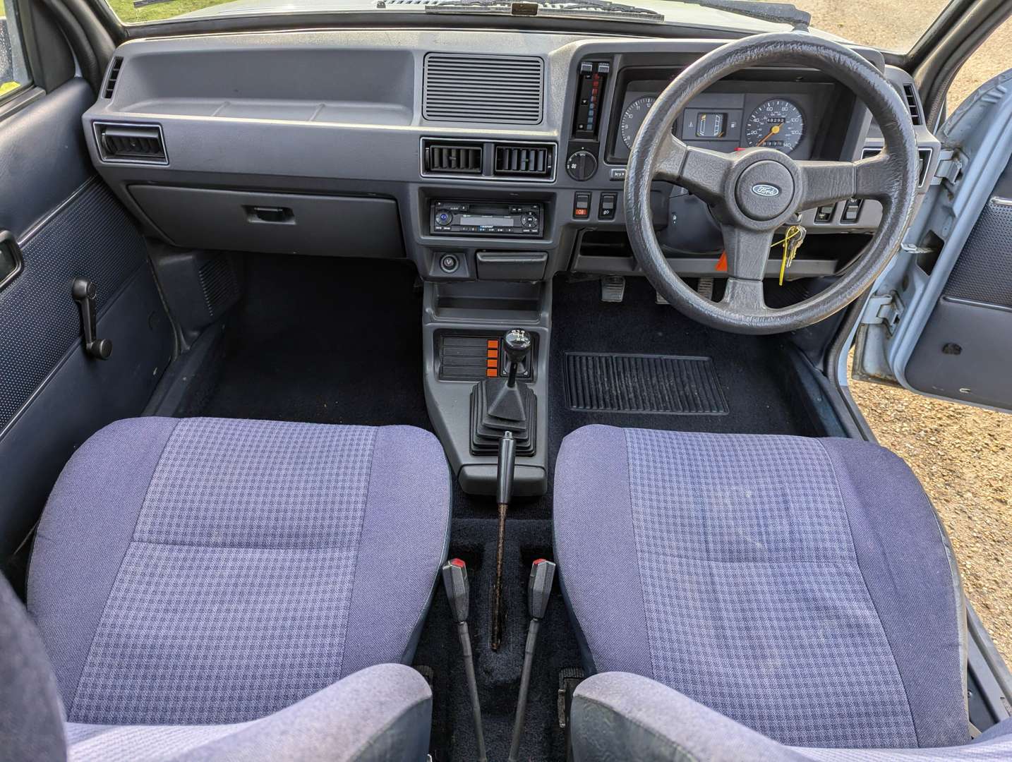 <p>1985 FORD ESCORT L</p>