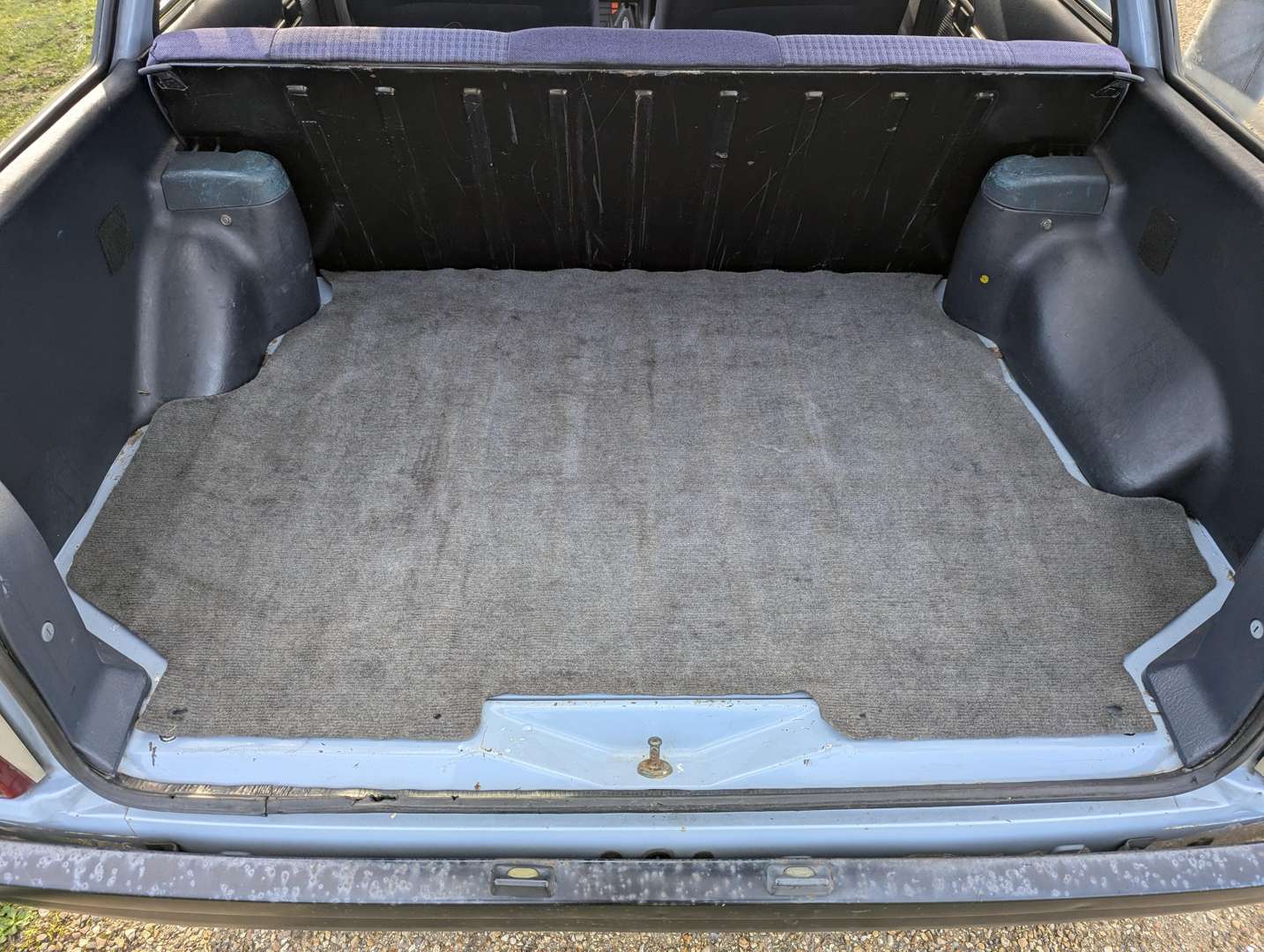 <p>1985 FORD ESCORT L</p>