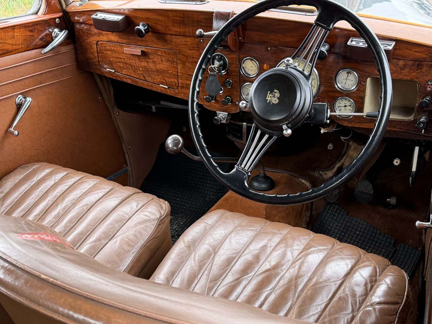 <p>1950 LEA FRANCIS SALOON</p>