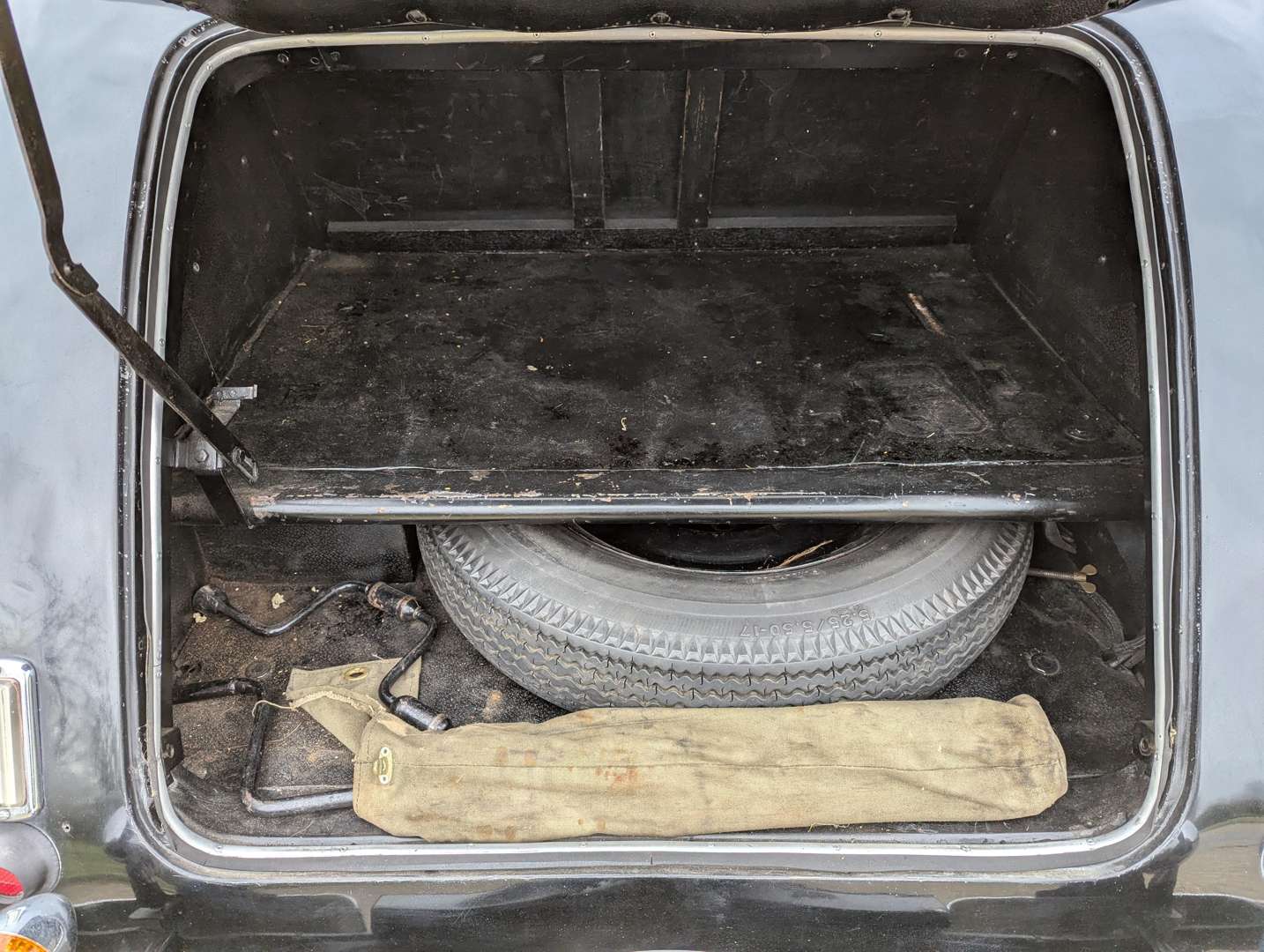 <p>1950 LEA FRANCIS 4-LIGHT SALOON</p>