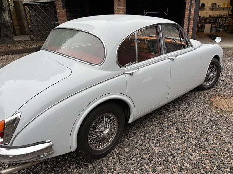 <p>1966 Daimler V8 250</p>