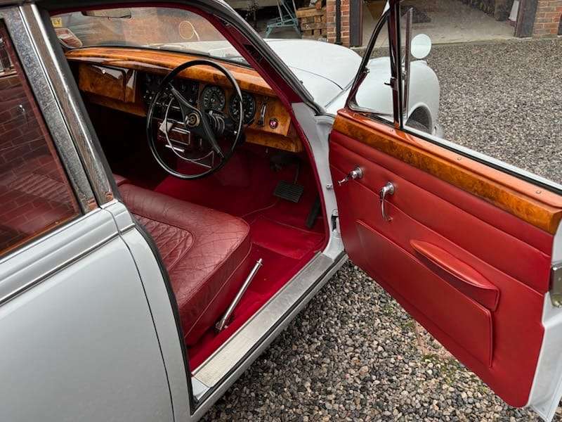 <p>1966 Daimler V8 250</p>