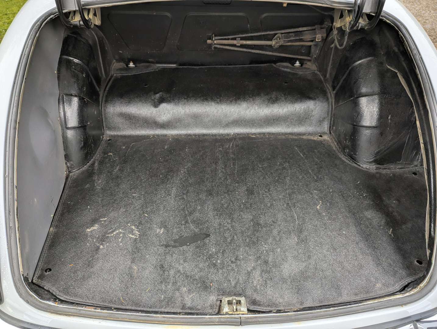 <p>1966 Daimler V8 250</p>