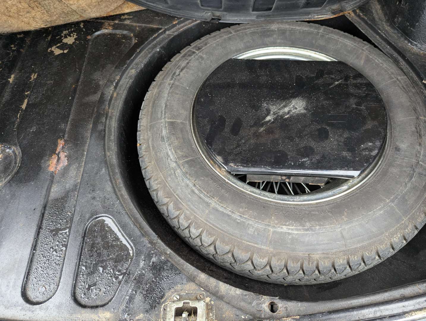 <p>1966 Daimler V8 250</p>