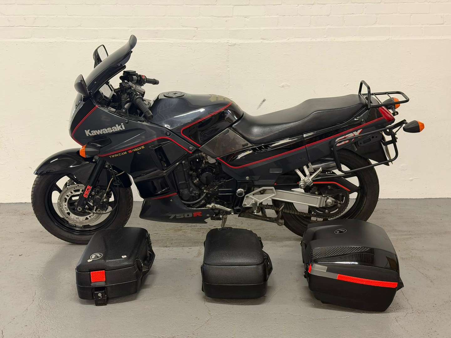 <p>1987 KAWASAKI GPX 750R</p>