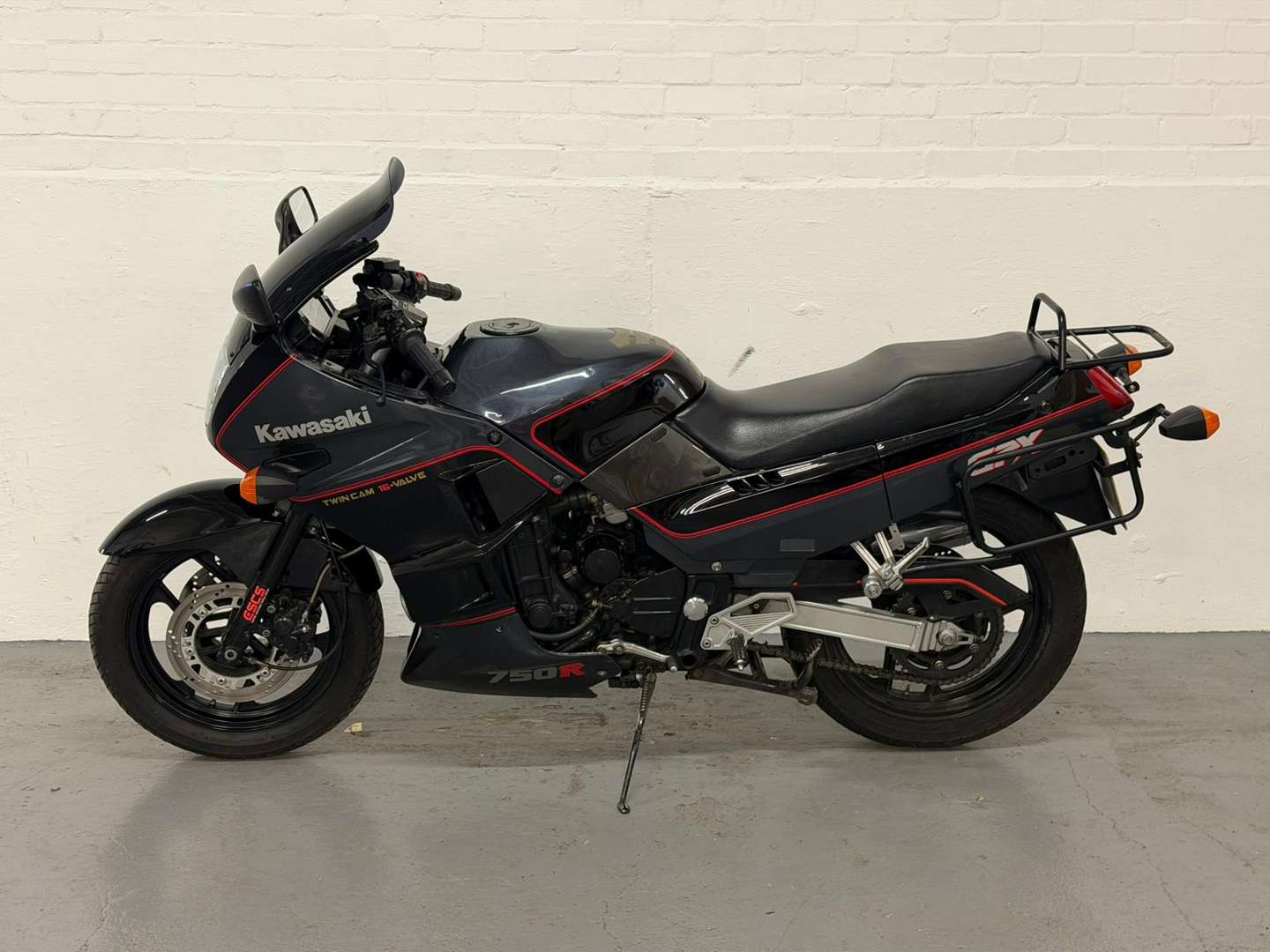 <p>1987 KAWASAKI GPX 750R</p>