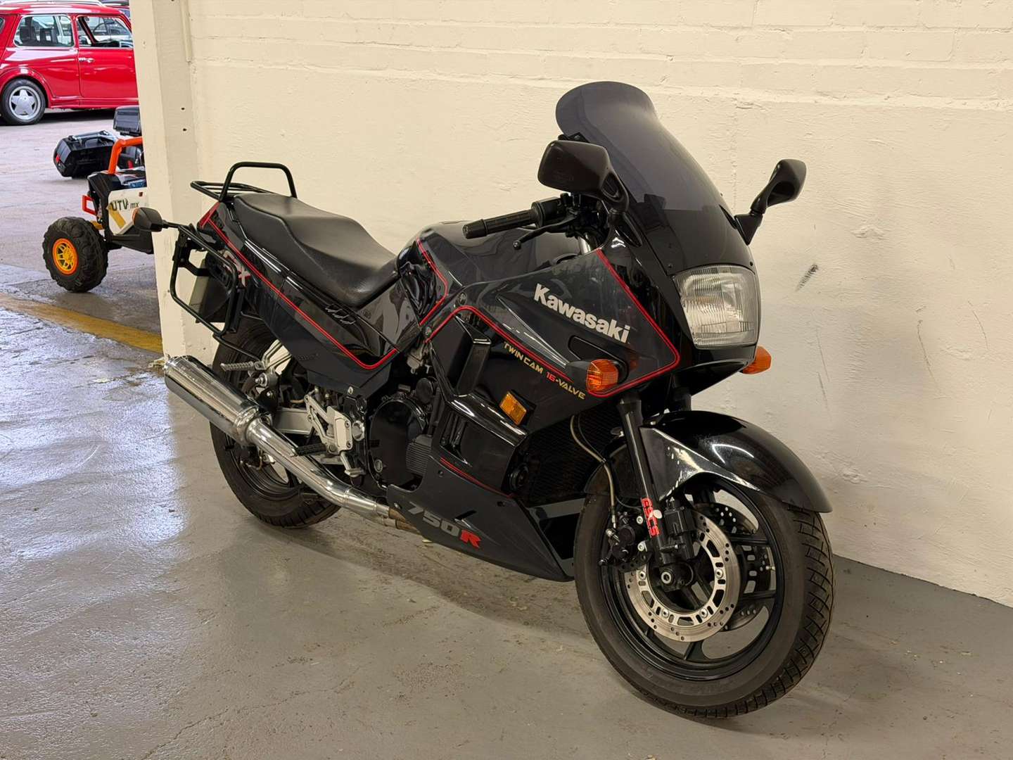 <p>1987 KAWASAKI GPX 750R</p>