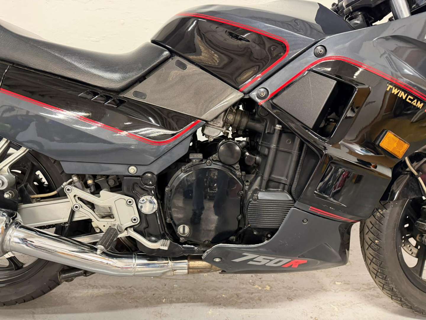 <p>1987 KAWASAKI GPX 750R</p>