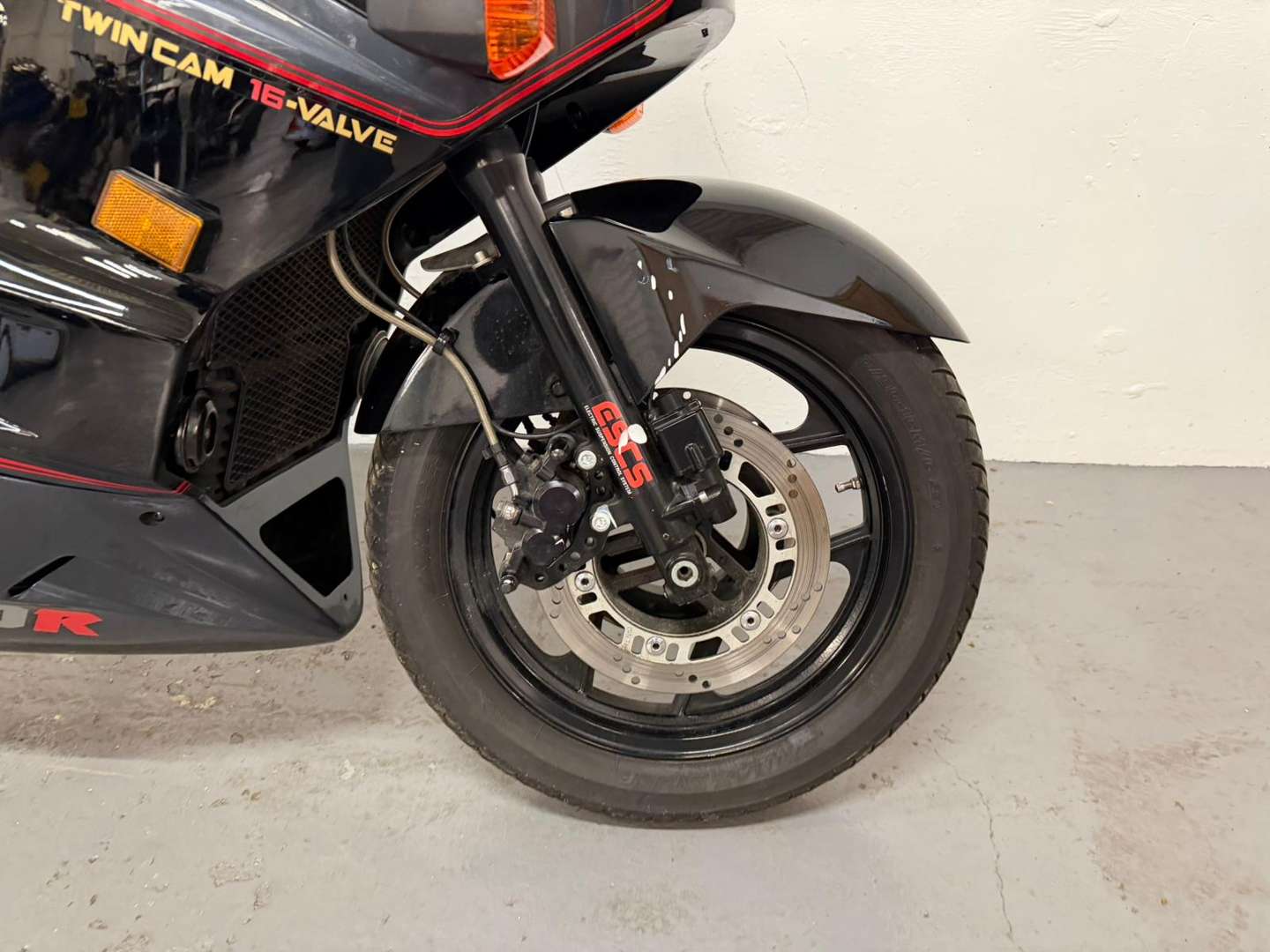 <p>1987 KAWASAKI GPX 750R</p>