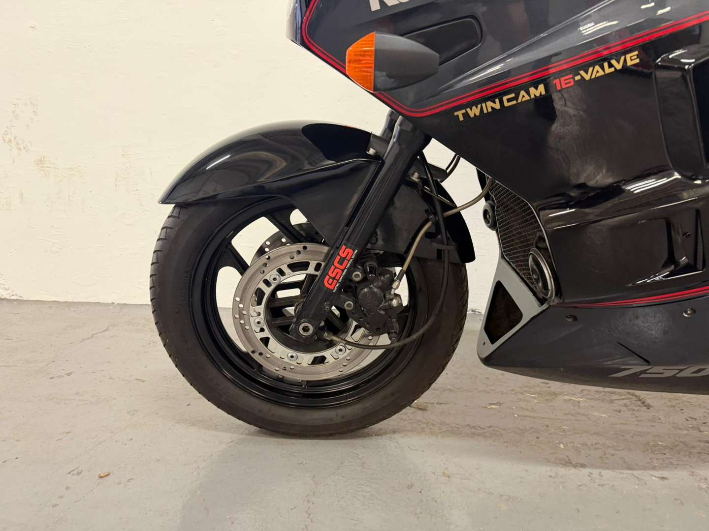 <p>1987 KAWASAKI GPX 750R</p>