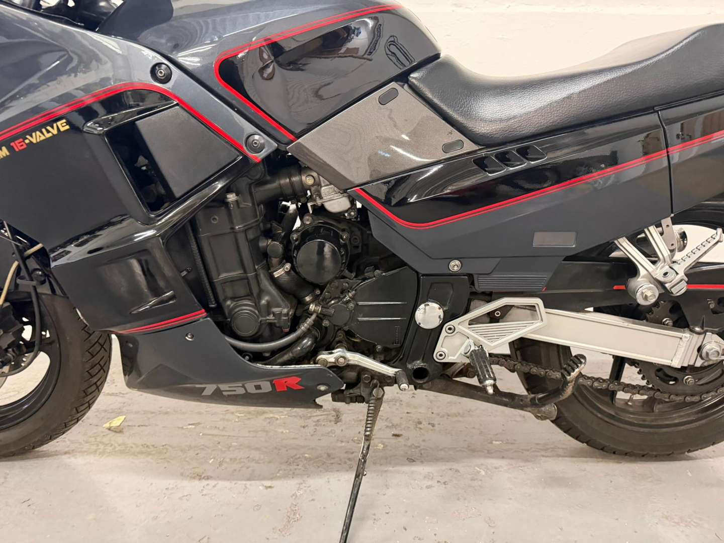 <p>1987 KAWASAKI GPX 750R</p>