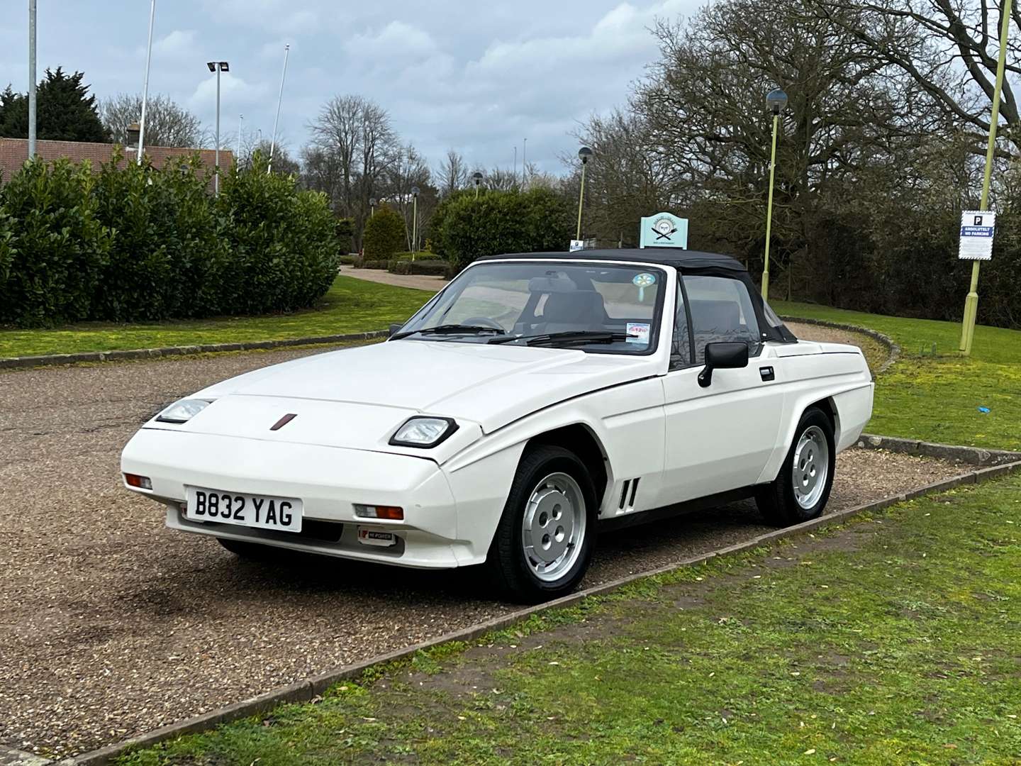 <p>1985 RELIANT SCIMITAR SS1</p>