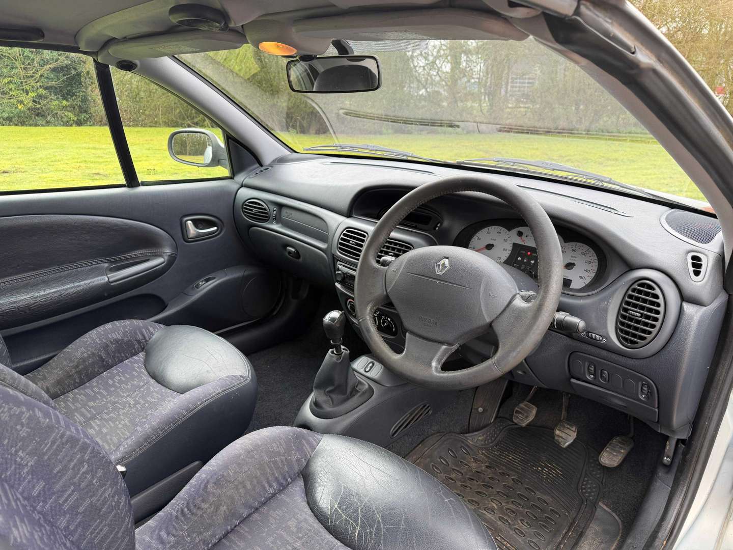 <p>2002 RENAULT MEGANE DYNAMIQUE + CABRIO</p>