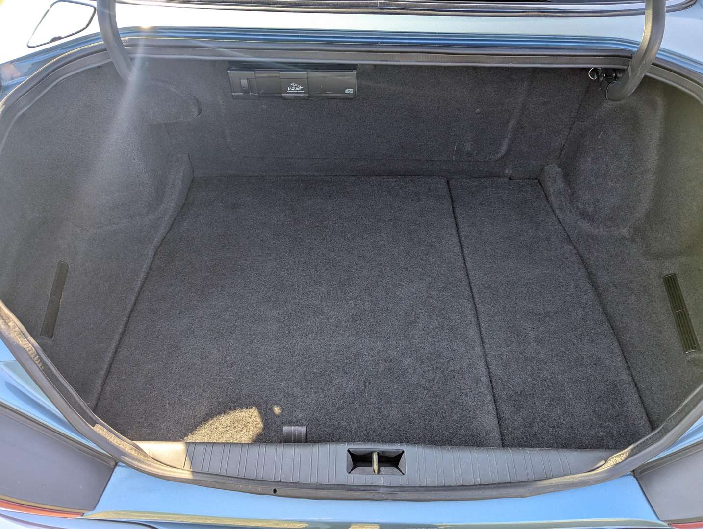 <p>1998 JAGUAR XJ8 3.2 AUTO</p>