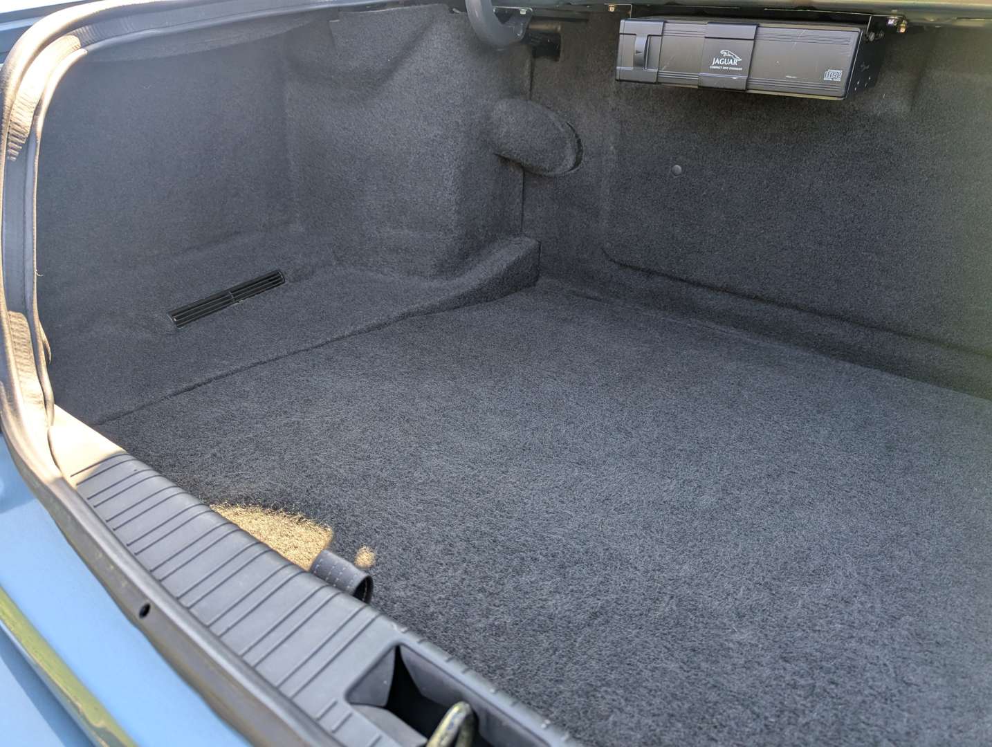 <p>1998 JAGUAR XJ8 3.2 AUTO</p>