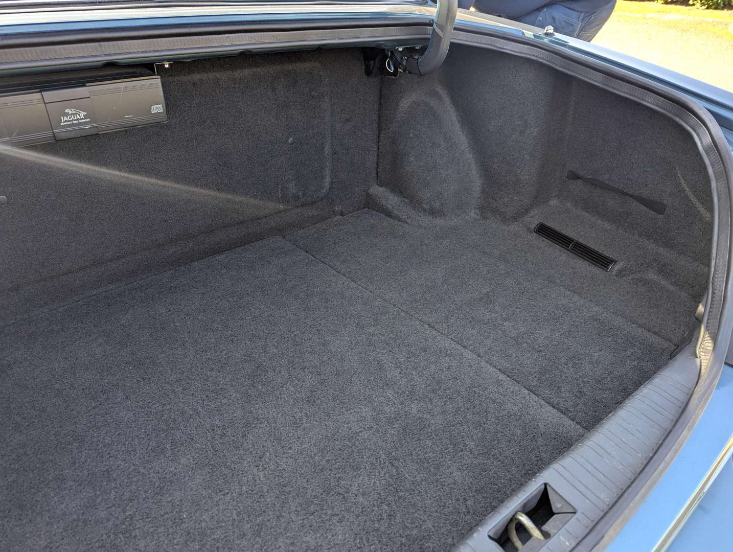 <p>1998 JAGUAR XJ8 3.2 AUTO</p>